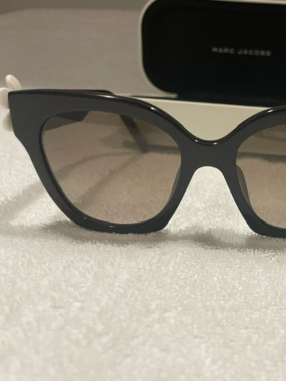 Marc Jacobs Daisy Motif Sunglasses black w/case.  Rare, Hard to Find.  OH SO CUT - Picture 2 of 8